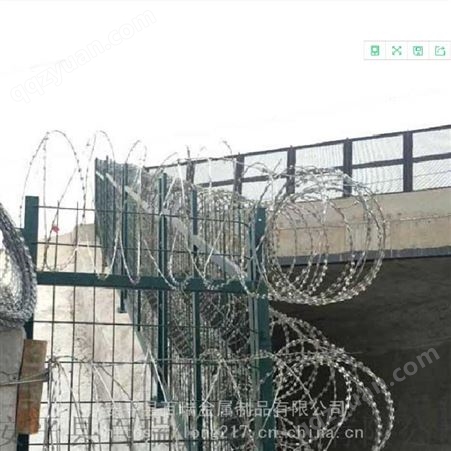 斜坡铁路金属防护栅栏 涵洞两侧带角度防护栏 金属网片护栏网