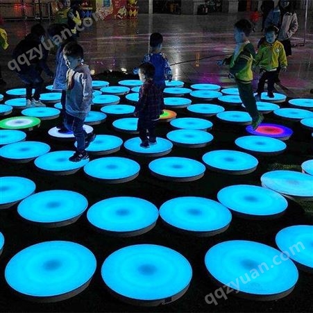 LED发光彩色跑互动感应地砖灯户外防水广场七彩LED地板灯